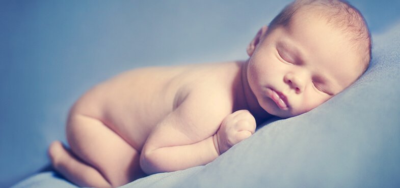كم يبلغ عدد عظام الطفل حديث الولادة
