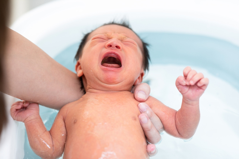  متى يجب استحمام الطفل حديث الولادة