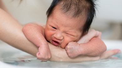  متى يجب استحمام الطفل حديث الولادة