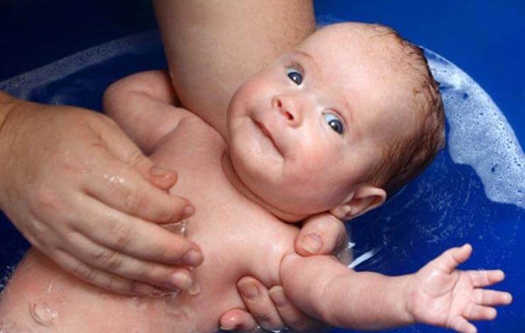 استحمام الطفل الرضيع