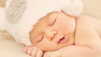 كم عدد ساعات نوم الطفل حديث الولادة