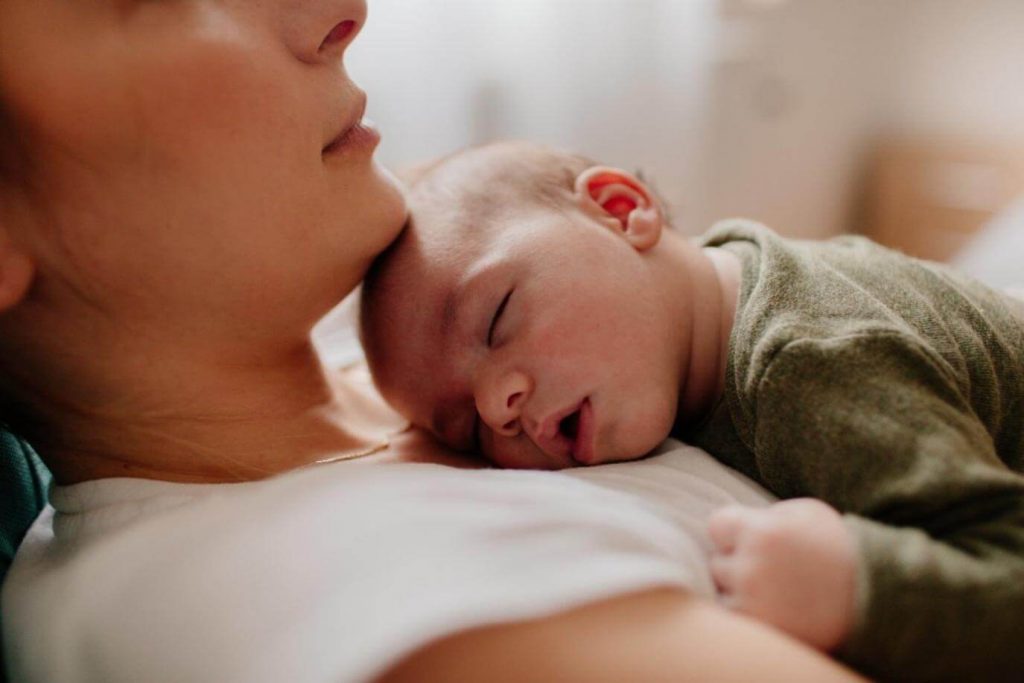 متى يستقر نوم الطفل الرضيع؟ 