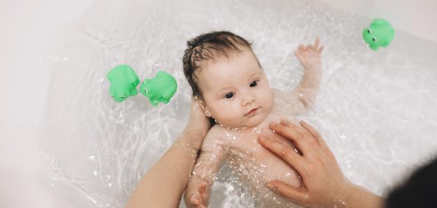 الاستحمام الصحيح والأمن للطفل الرضيع