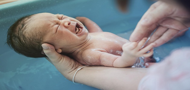 الاستحمام الصحيح والأمن للطفل الرضيع